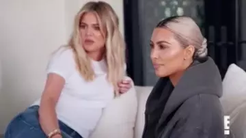 Zip Up Hoodie Core porté par Kim Kardashian West de Garder en Place avec les Kardashians (S15E01)