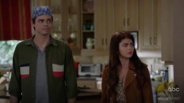 Impresión abstracta Surplice Top de Forever 21 usado por Haley Dunphy (Sarah Hyland) como se ve en Modern Family S10E07