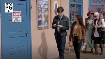 Chaqueta de motociclista de ante sarana AllSaints usada por Haley Dunphy (Sarah Hyland) como se ve en Modern Family S10E07