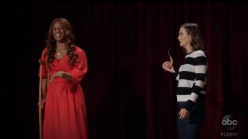 Vestido rojo con cintura elástica de Zara usado por Poppy Banks (Kimrie Lewis) como se ve en Padres Solteros S01E07