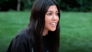Sweat-shirt à imprimé tête de mort porté par Kourtney Kardashian en accord avec les Kardashians (S15E03)