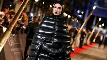 La doudoune longue Moncler de Ezra Miller à l'avant-première des Animaux Fantastiques : Les Crimes de Grindelwald - Avant-Première Mondiale