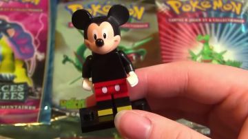 Le Légo miniature de Mickey Mouse de MissJirachi dans la video [Vidéo Surprise] Ouverture de 18 Boosters LEGO Minifigures DISNEY !