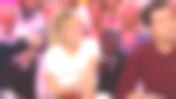 La camiseta todo fuego toda mujer de Énora Malagré en Bons baisers d'Europe del 10/11/2018