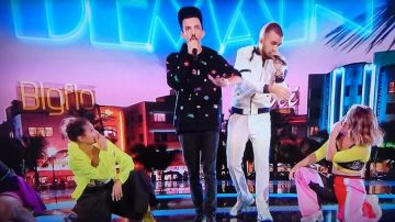 Le sweat Pull à capuche noir Multi Icons de Bigflo dans NRJ Music Awards du 10/11/2018
