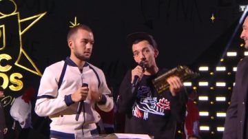 Le  Pull molletonné noir de Bigflo dans NRJ Music Awards du 11/11/2018