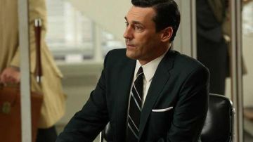 Le costume noir de Don Draper (Jon Hamm) dans Mad Men S06E04