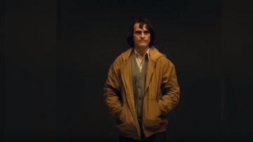 The parka yellow of Arthur Fleck / Joker (Joaquin Phoenix) in Joker