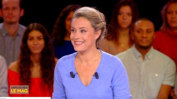 The blue Sweater v-neck cashmere Isabelle Moreau in The Info of the true of the 05/11/2018