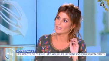 Le sweat kaki à fleurs de Caroline Ithurbide dans William à midi du 07/11/2018