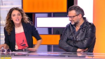 Le t-shirt imprimé chaussures de Camille Lavabre dans L'Info du vrai du 18/10/2018