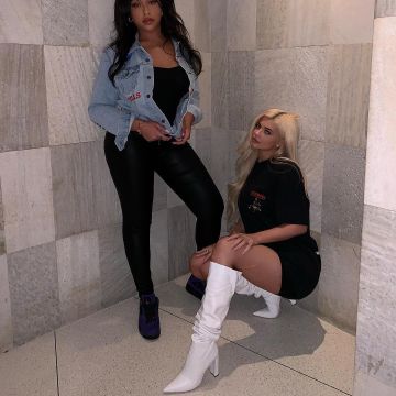 Botas de rodilla de cuero de Kylie Jenner en la cuenta de Instagram @kyliejenner
