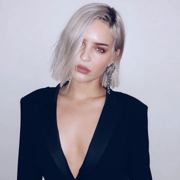Pendientes de cristal de Anne-Marie en la cuenta de Instagram @annemarie