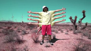 Les sandales Fila de Lorenzo dans son clip Bizness