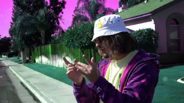 Le sweatshirt camouflage violet Bape de Lorenzo dans son clip Bizness