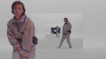 The bum bag Eastpack of Orelsan in the clip That says better to Gringe feat. Vald, Suikon Blaz