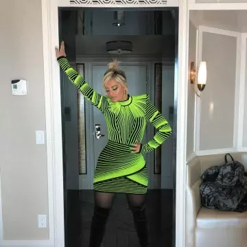 La Robe Courte à Rayures de Bebe Rexha sur le compte instagram de @beberexha