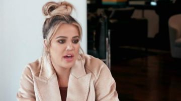 Bormio avec ceinture manteau d'alpaga de Khloé Kardashian en accord avec les Kardashians (S15E04)