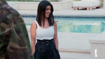 Pantalones a medida de cintura alta usados por Kourtney Kardashian en Keeping Up with the Kardashians (S15E05)