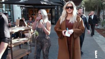 Cachemire à Manteau porté par Khloé Kardashian en accord avec les Kardashians (S15E06)