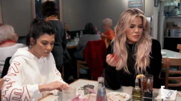 Sudadera con capucha de línea larga de gran tamaño usada por Kourtney Kardashian en Keeping Up with the Kardashians (S15E06)