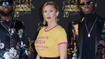 The T shirt Print Santa Moda of Vitaa in NRJ Music Awards of the 10/11/2018