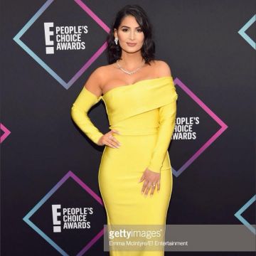 La robe longue jaune de Lufy sur le tapis rouge des E! People Choice Awards à Los Angeles
