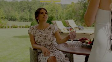 La robe à fleurs Rebecca Taylor portée par Cristal Jennings (Ana Brenda Contreras) dans Dynastie S02E05
