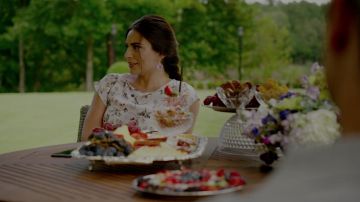 Earrings flowers Jennifer Behr made by Crystal Jennings (Ana Brenda Contreras) in Dynasty S02E05