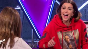 Le sweat à capuche rouge Monalisa  Off White de Jenifer dans The Voice Kids (FR)le 09.11.2018