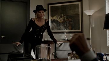 Le top en velours et bretelles Faith Connexion porté par Alexis Carrington (Nicollette Sheridan) dans Dynastie S02E05