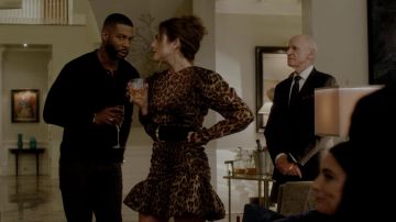 El vestido de leopardo Magda Butrym usado por Fallon Carrington (Elizabeth Gillies) en la dinastía S02E05