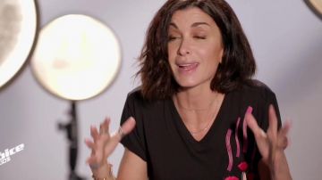 Le tee-shirt Lipstick Valentino de Jenifer dans The Voice Kids (FR) Le 09.11.2018