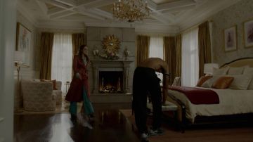 Les sandales à détails abeilles Gucci portées par Fallon Carrington (Elizabeth Gillies) dans Dynastie S02E05