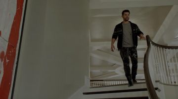 Le t-shirt gris True Religion porté par Sam Jones (Rafael de la Fuente) dans Dynastie S02E05