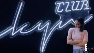 L'amour Mock Neck T-Shirt porté par Kendall Jenner en accord avec les Kardashians (S15E08)