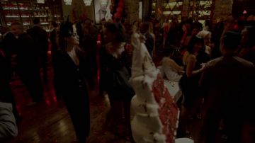 La robe noire de cocktail Alessandra Rich portée par Fallon Carrington (Elizabeth Gillies) dans Dynastie S02E05