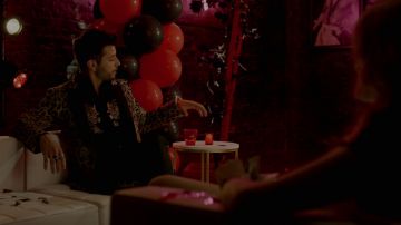 La chemise noire imprimé leopard Dolce & Gabbana portée par Sam Jones (Rafael de la Fuente) dans Dynastie S02E05
