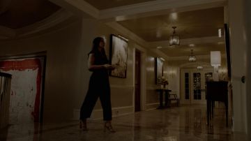 The high-heeled shoes Sam Edelman worn by Crystal Jennings (Ana Brenda Contreras) in Dynasty S02E05