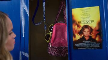 L'affiche du film Firestarter dans le casier de Patty Bladell (Debby Ryan) dans Insatiable (S01E05)