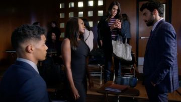 El ajustado vestido negro de Theory usado por Michaela Pratt (Aja Naomi King) en Murder S05E07