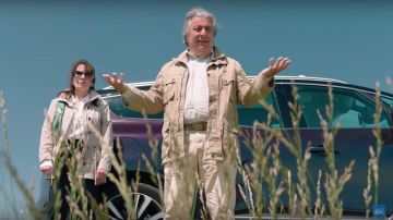 La chaqueta beige tipo sahariano que lleva Claude Verneuil (Christian Clavier) en ¿Qué le hemos hecho todavía al buen Dios?
