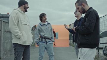 La sudadera de lana con capucha de Gringe en su video musical Qui dit mieux feat. OrelSan, Vald, Suikon Blaz AD