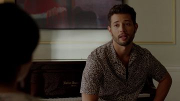 La chemise imprimé léopard portée par Sam Jones (Rafael de la Fuente) dans Dynastie S02E05
