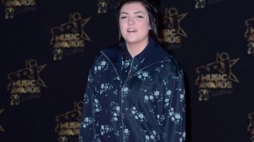 Le Polo à glissière et à motif fleuri bleu marine de Hoshi dans NRJ Music Awards 2018