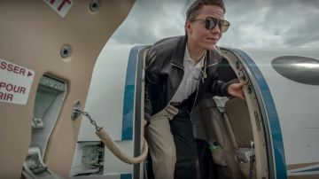 Los pantalones negros y beige très Rasché que lleva Sully en el clip Paper Lane de Chaman & Sully