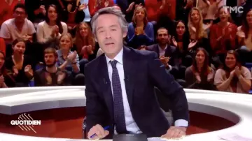 La cravate bleu marine à pois Husbands portée par Yann Barthès dans Quotidien