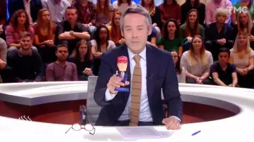 La cravate en laine or à rayures violettes Husbands portée par Yann Barthès dans Quotidien du 12 novembre 2018
