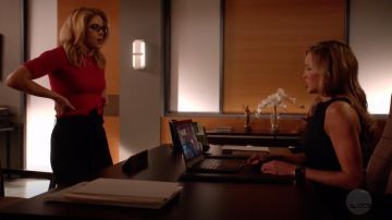 The sweater-pink short-sleeved 3.1 Phillip Lim worn by Felicity Smoak (Emily Bett Rickards) in Arrow S07E05