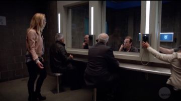 The bomber jacket bomber leather pink Sandro worn by Felicity Smoak (Emily Bett Rickards) in Arrow S07E05